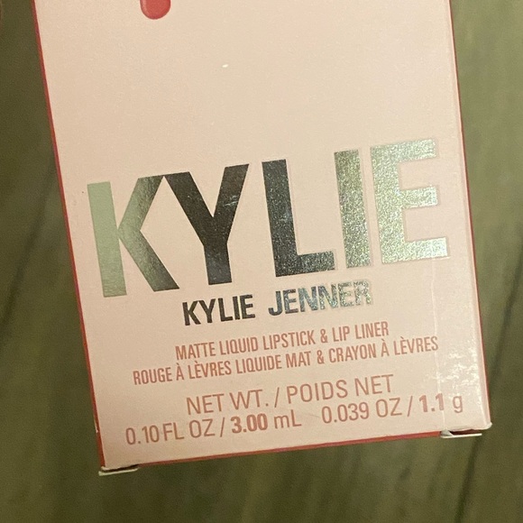 Kylie Matte Lip Kit - Extraordinary - Picture 2 of 4